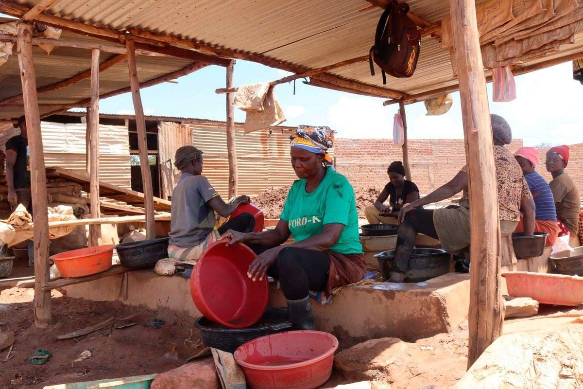 Local gold trading and sorting under a shelter in the Migori belt